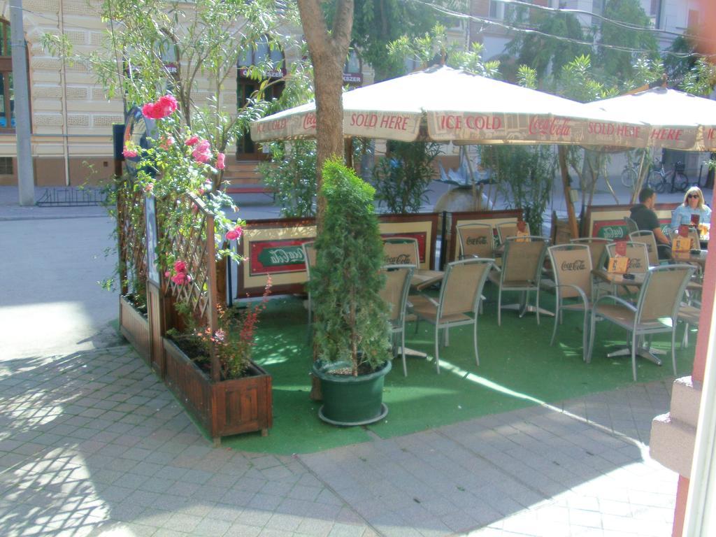 Piros Arany Panzio Kalocsa Hotel Exterior photo