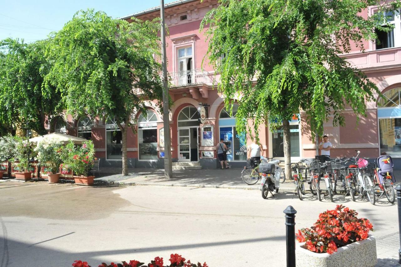 Piros Arany Panzio Kalocsa Hotel Exterior photo