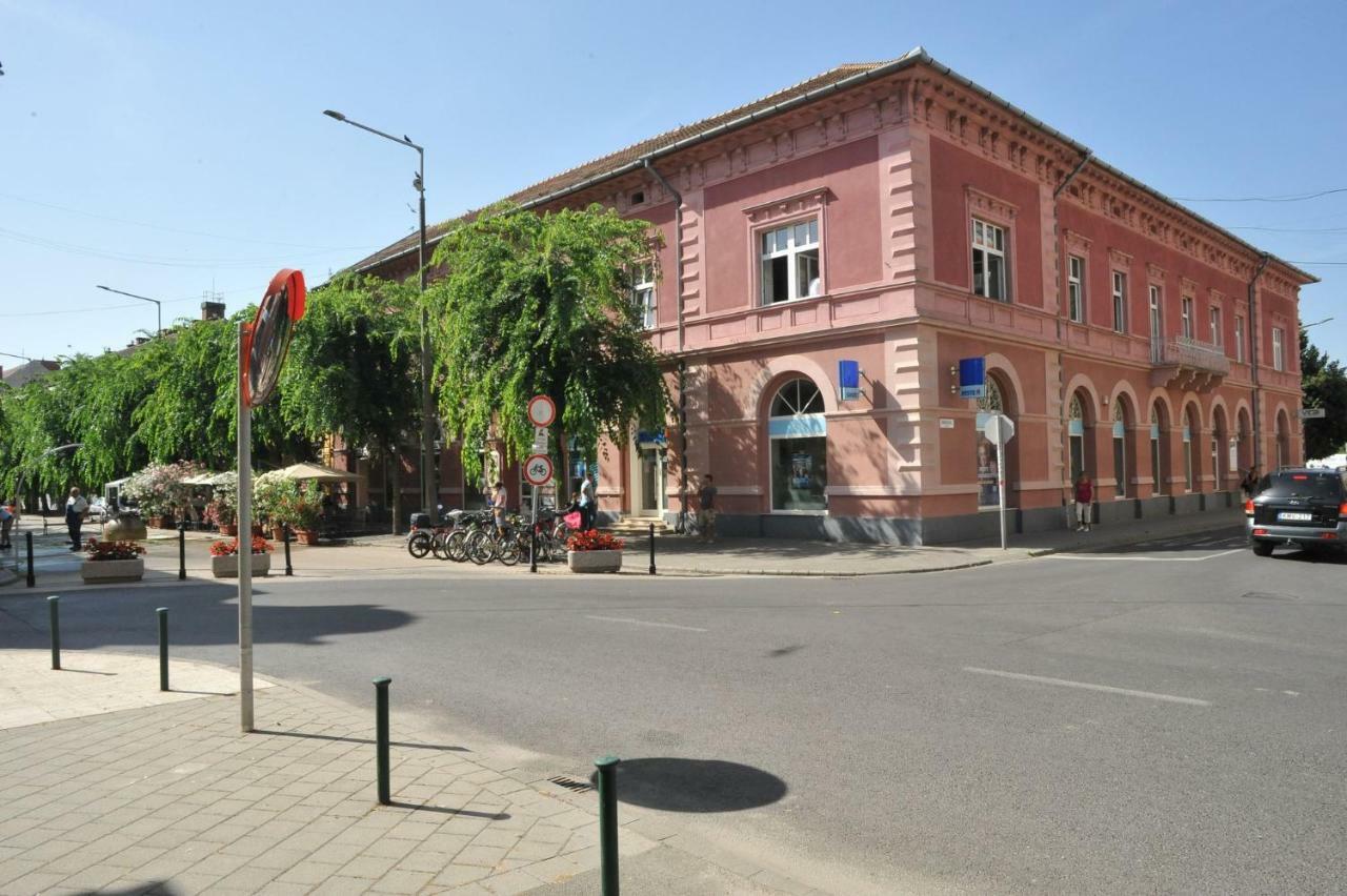 Piros Arany Panzio Kalocsa Hotel Exterior photo